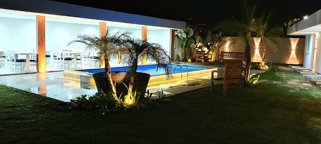 Bazén v ubytování Pousada Lírios do Campo Hidromassagem - Sauna-Ar condicionado - Piscina - salão de jogos - 200 metros da praia Jabaquara Parcelamos 4 x sem juros nebo v jeho okolí