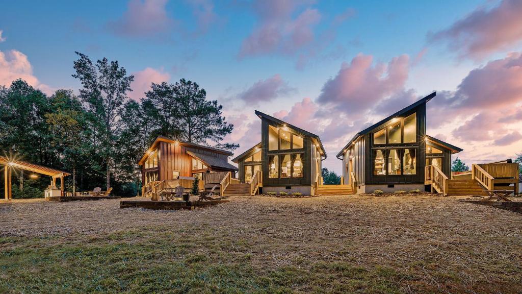 Φωτογραφία από το άλμπουμ του The Cabins at Cookeville - 3 Cabin Resort with Sauna, Hot Tubs, Pickleball & Golf! σε Bloomington Springs