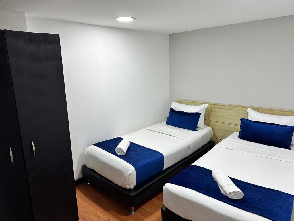 Postel nebo postele na pokoji v ubytování Hotel Embajada Bogota DC
