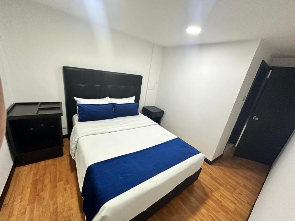 Postel nebo postele na pokoji v ubytování Hotel Embajada Bogota DC