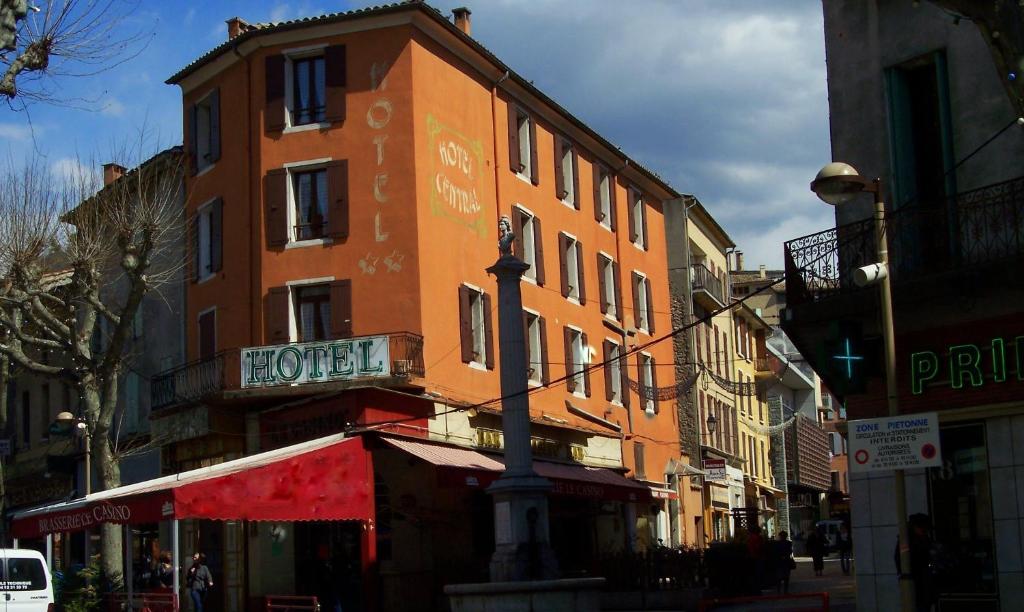 un edificio con un hotel in una strada cittadina di Hôtel Central a Digne-Les-Bains
