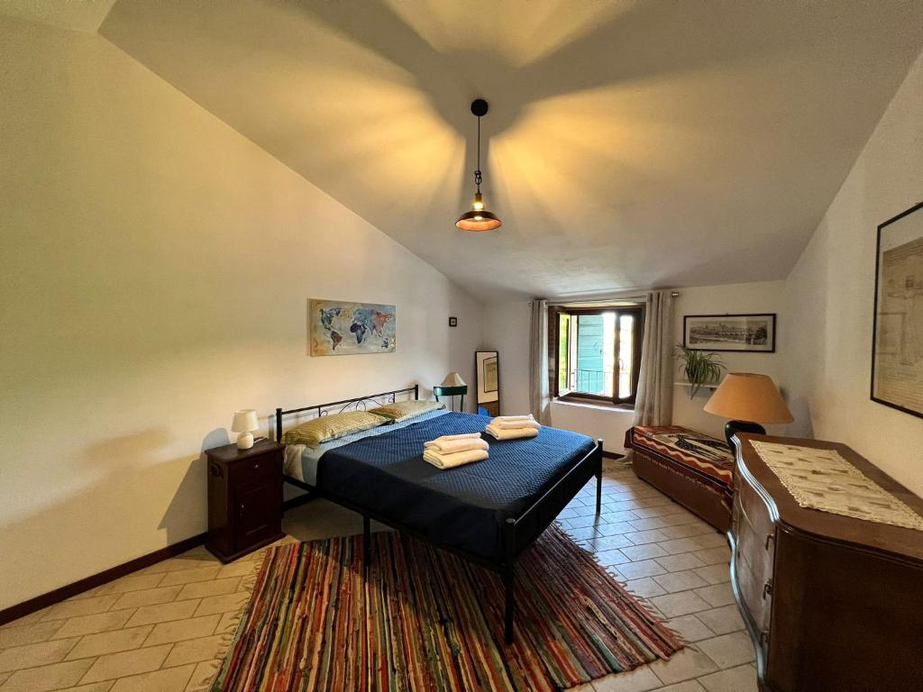 Postel nebo postele na pokoji v ubytování Corte L'Ovo - Country House 15 minutes from the heart of Verona