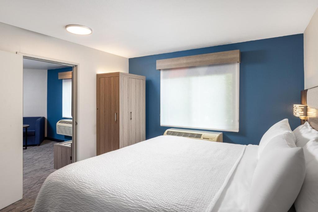 Holiday Inn Express Portland South - Lake Oswego by IHG - King Suite With Sofa Bed