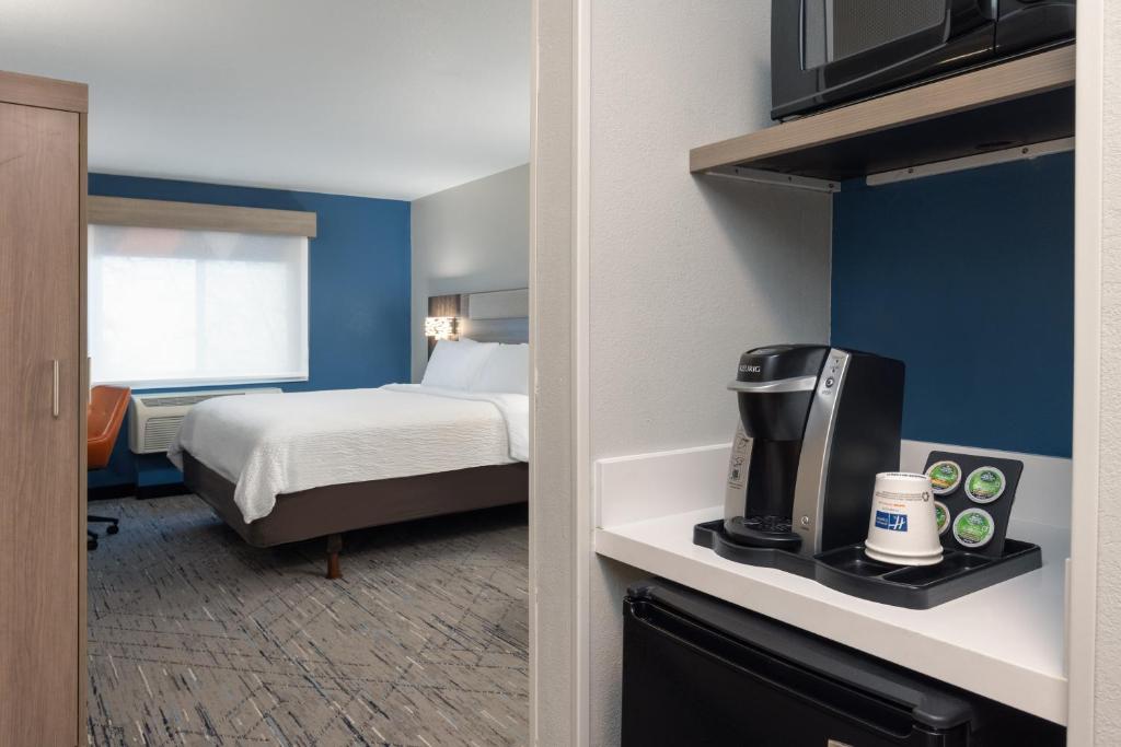 Holiday Inn Express Portland South - Lake Oswego by IHG - Standard King Room