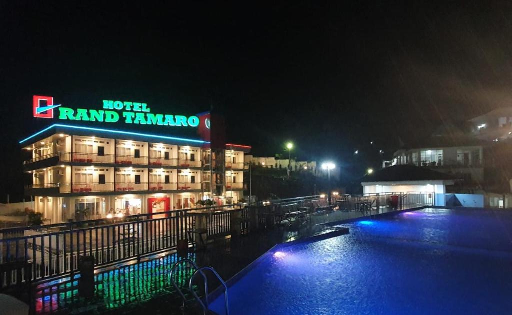 Bazén v ubytování Grand Tamaro Hotel nebo v jeho okolí