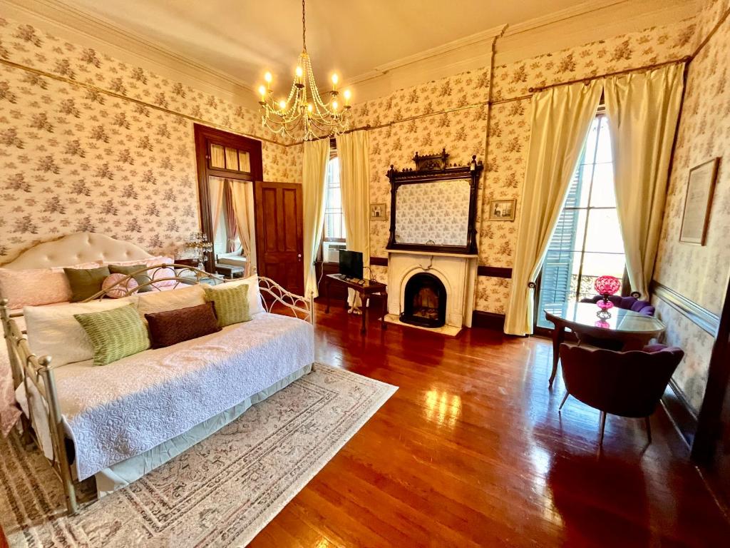 The Lanaux Mansion - Suite Familiale Avec Balcon
