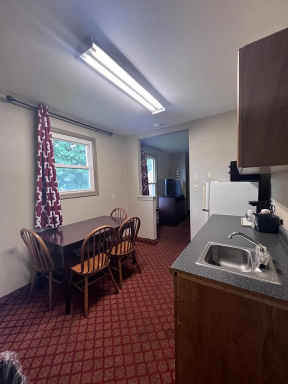 Rodeway Inn & Suites Hershey Chocolate Avenue photo