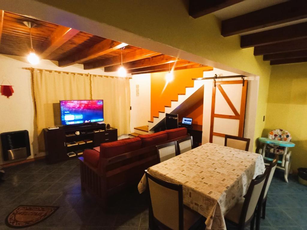 TV a/nebo společenská místnost v ubytování Cabaña cerca del lago y supermercados mayoristas.