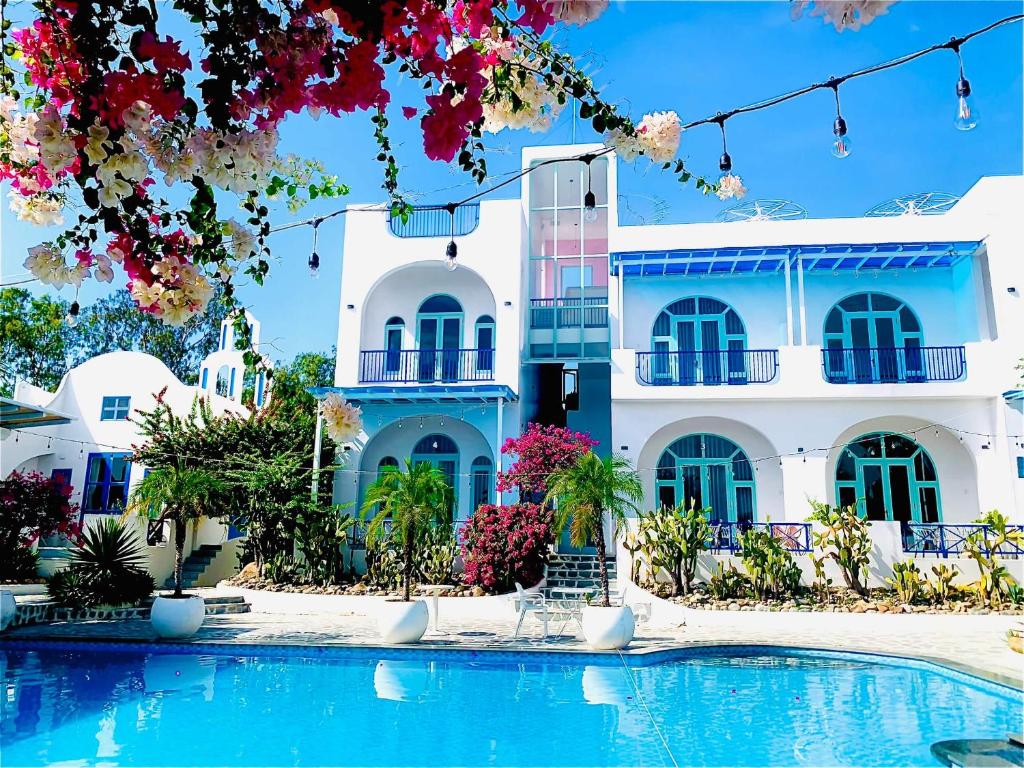 Bazén v ubytování Santorini Villa Cam Ranh nebo v jeho okolí