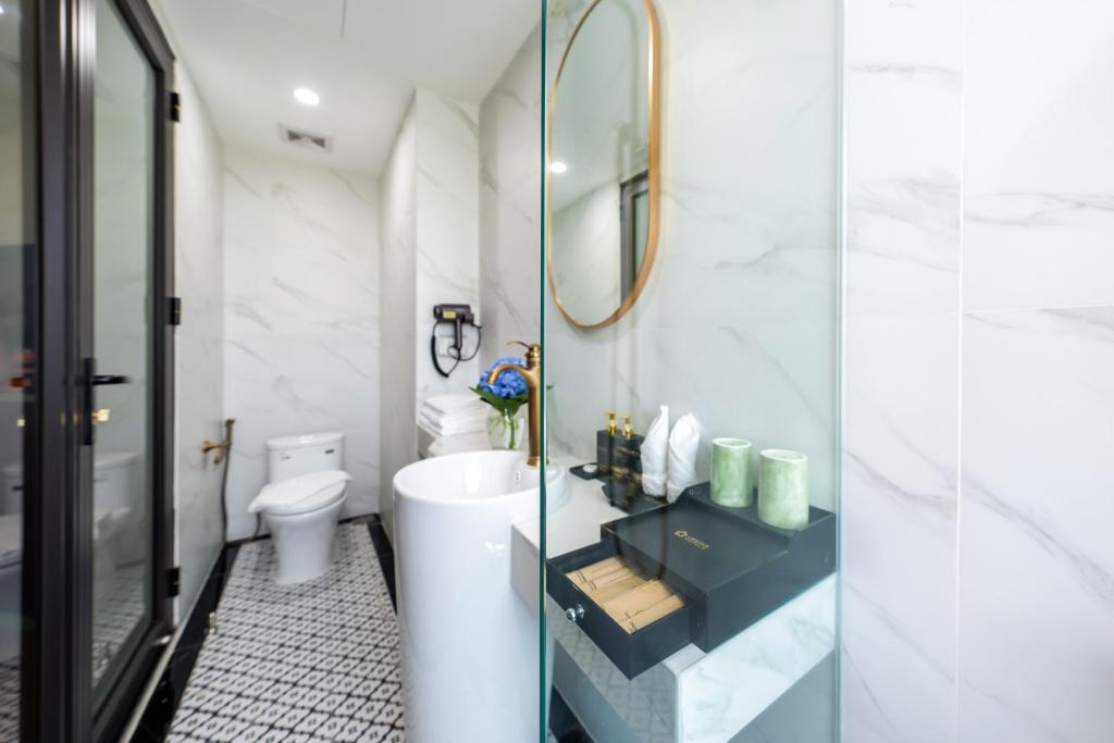 Koupelna v ubytování Lestar Hotel Hanoi