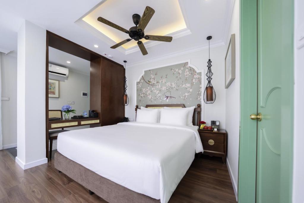 Postel nebo postele na pokoji v ubytování Lestar Hotel Hanoi
