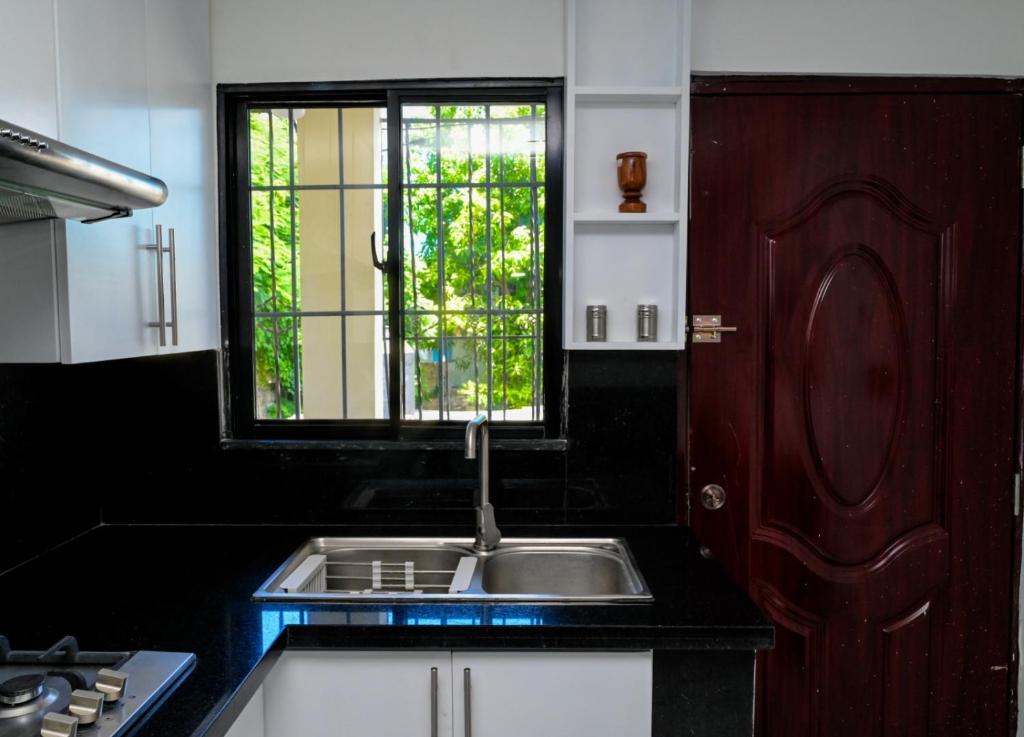 a kitchen with a sink and a window at Apartamento moderno de una habitación in San Pedro de Macorís