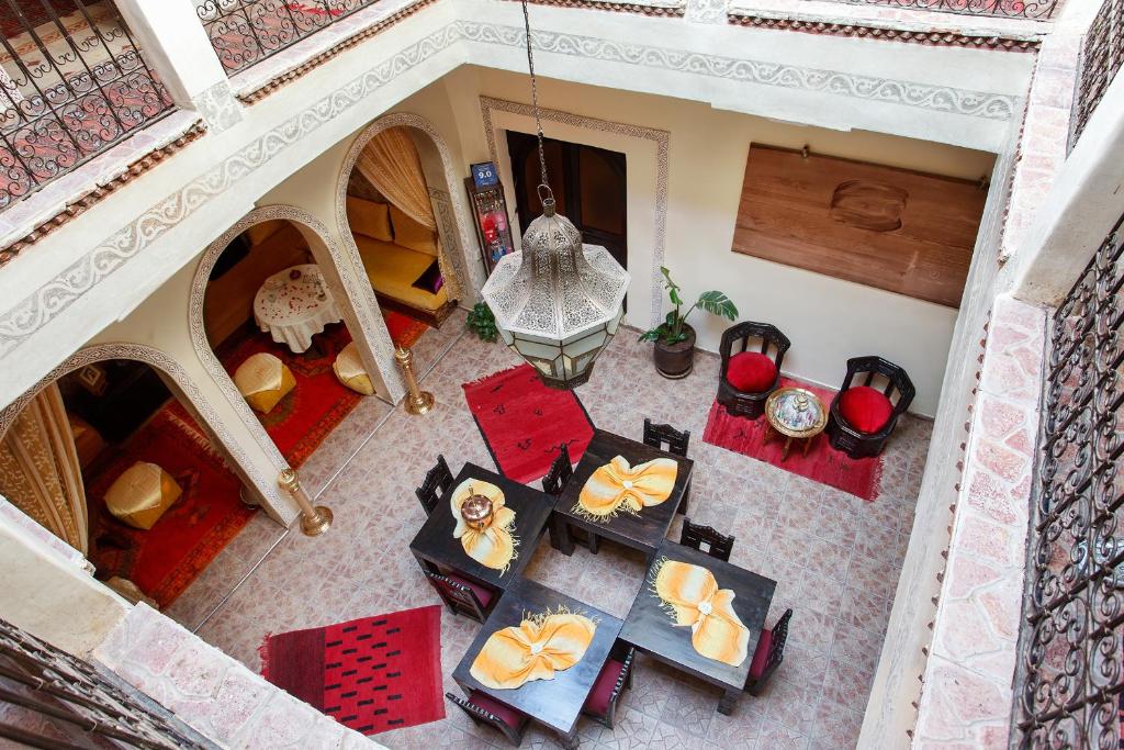 una vista aérea de una sala de estar con mesas y sillas en Riad La Kahana, en Marrakech