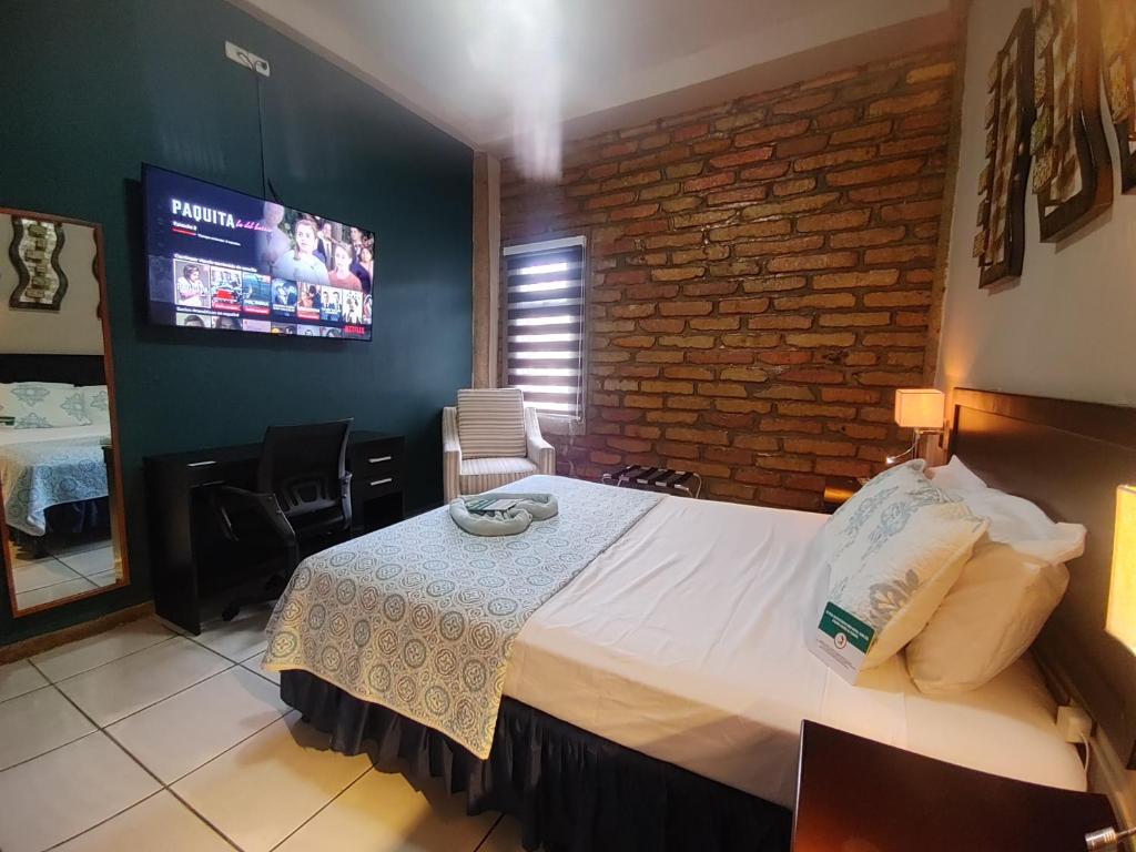 Postel nebo postele na pokoji v ubytování Hotel El Campanario