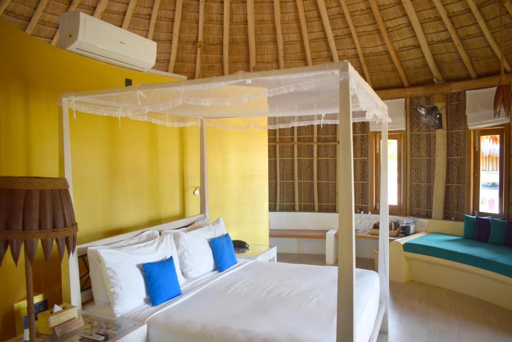 Postel nebo postele na pokoji v ubytování Jetwing Surf & Safari, A Luxury Reserve