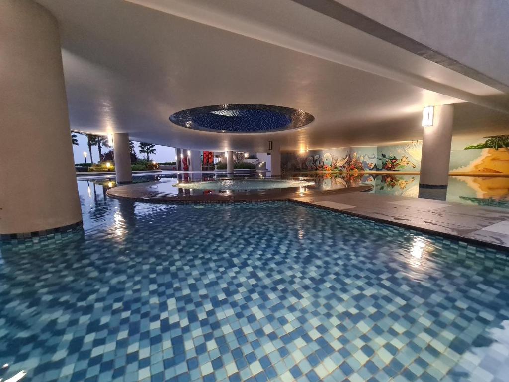 Bazén v ubytování Trio Luxury Suites nebo v jeho okolí
