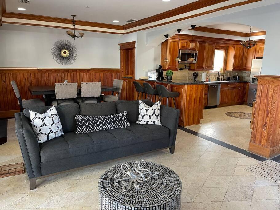 ein Wohnzimmer mit Couch und Küche in der Unterkunft Be A Nomad - Stunning Old World Home Top Oceanviews in Jacksonville Beach