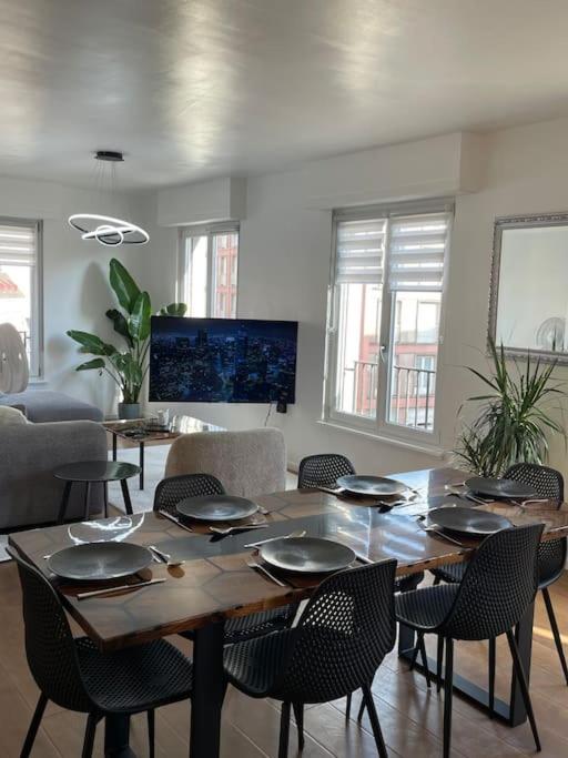 斯特拉斯堡90m2 hyper centre Sauna的配有木桌椅的餐厅