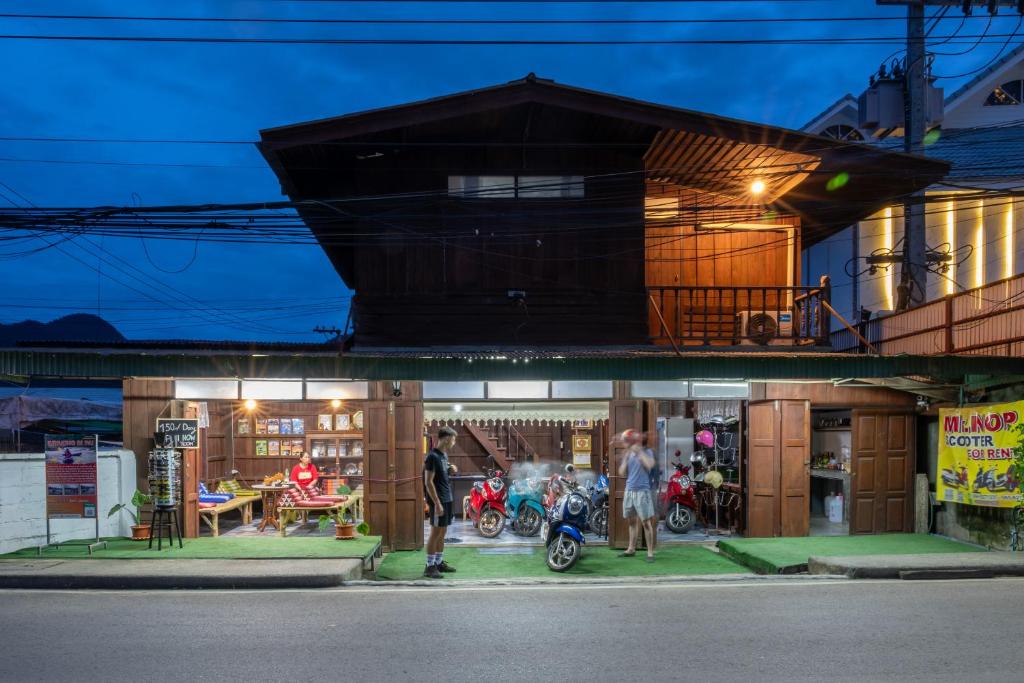 パーイにあるHug Pai Boutique hostelの家の外に立っている人々のグループ