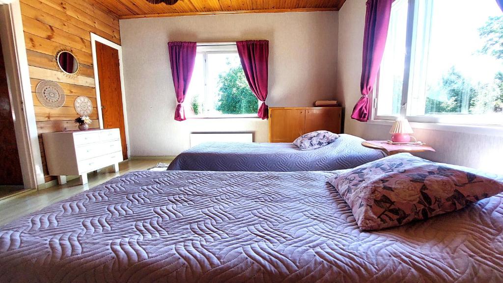 Postel nebo postele na pokoji v ubytování Villa Mummola Kahden makuuhuoneen huoneisto lähellä jokea