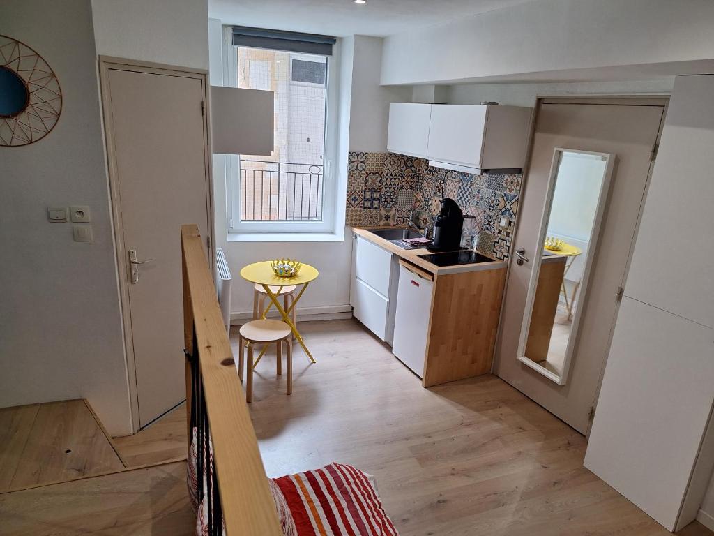 a small kitchen with a table and a small table at Studio Central à Nantes in Nantes
