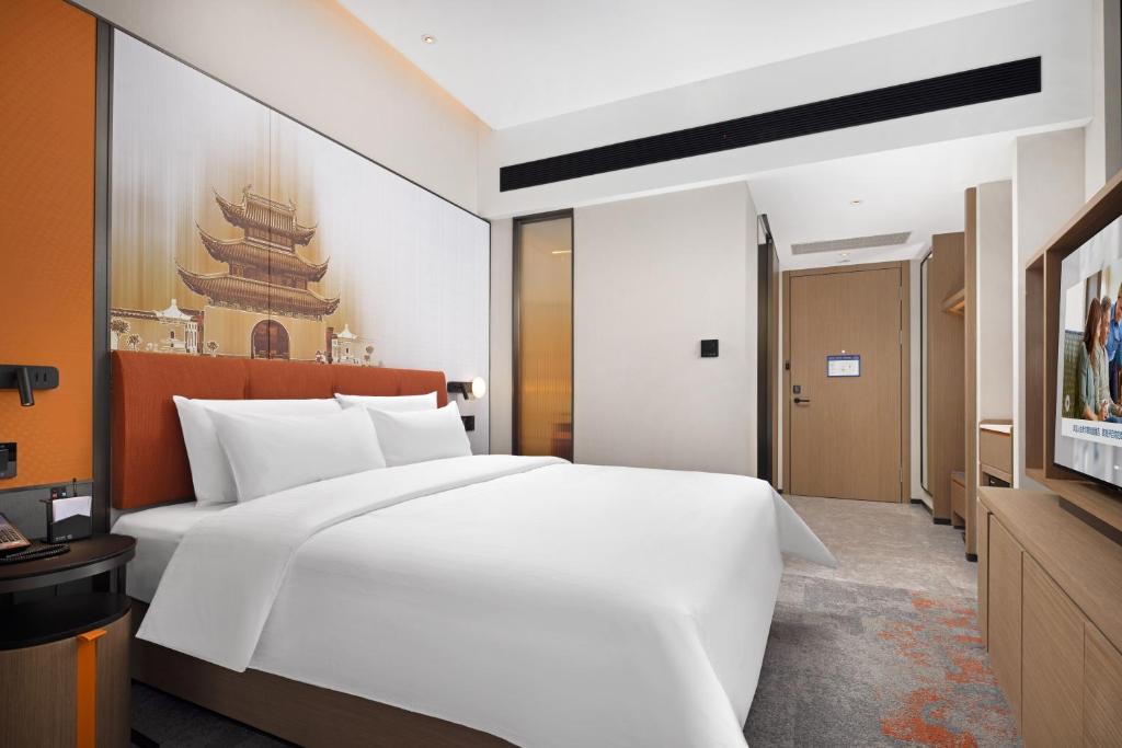 Postel nebo postele na pokoji v ubytování Hampton by Hilton Nanjing Xianlin University Town