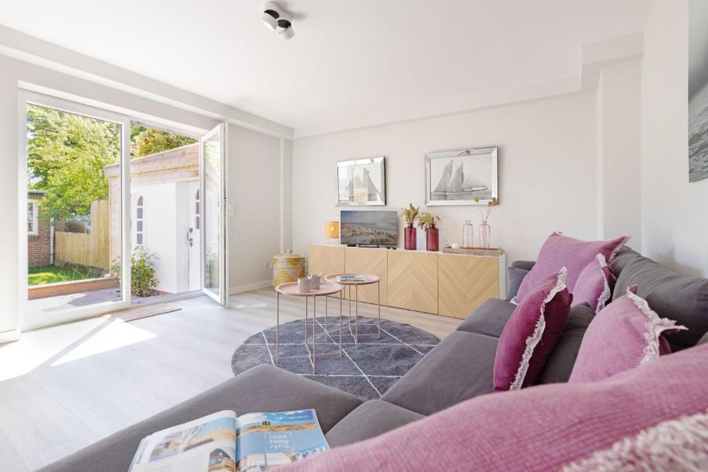 a living room with a couch and a table at Buhne 44 in List