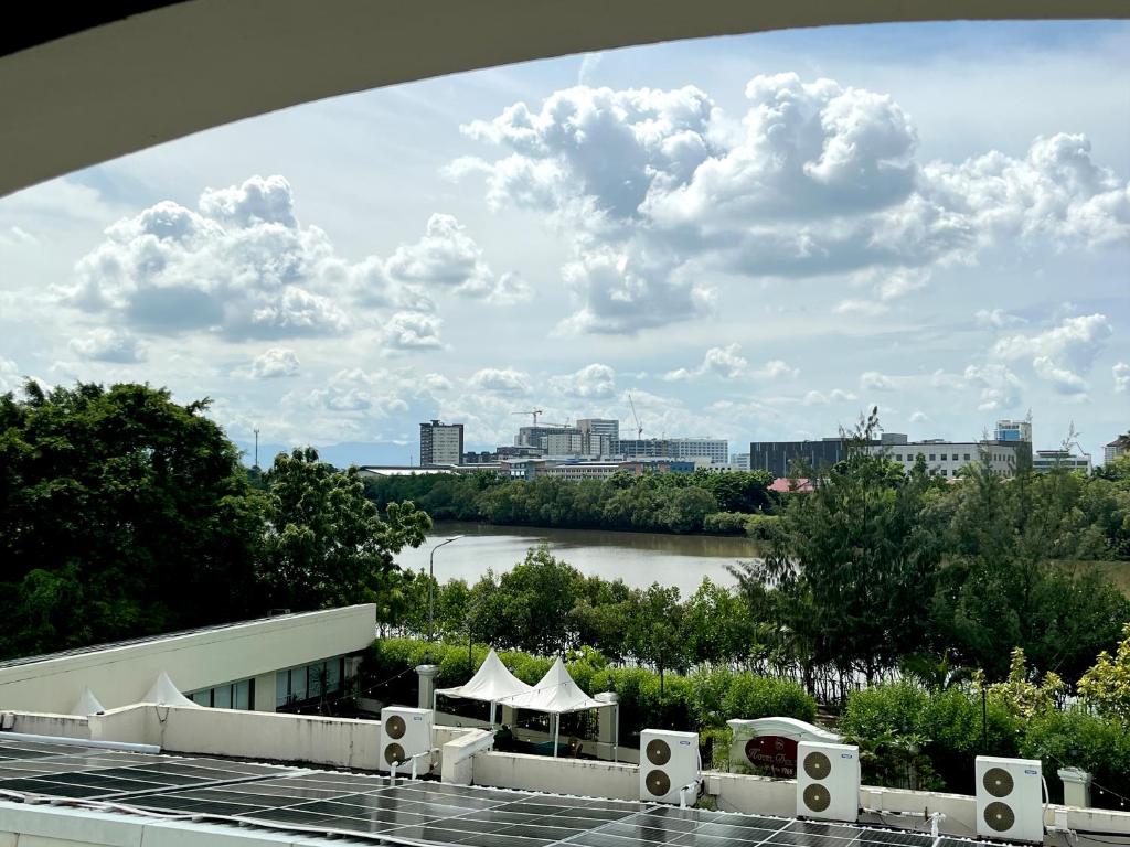 Výhled na řeku, která protéká v blízkosti hotelu