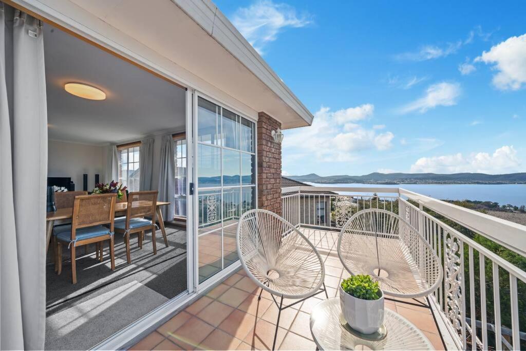 サンディ・ベイにあるLuxury Sandy Bay Living River Views Free Parkingのバルコニー(椅子、テーブル付)