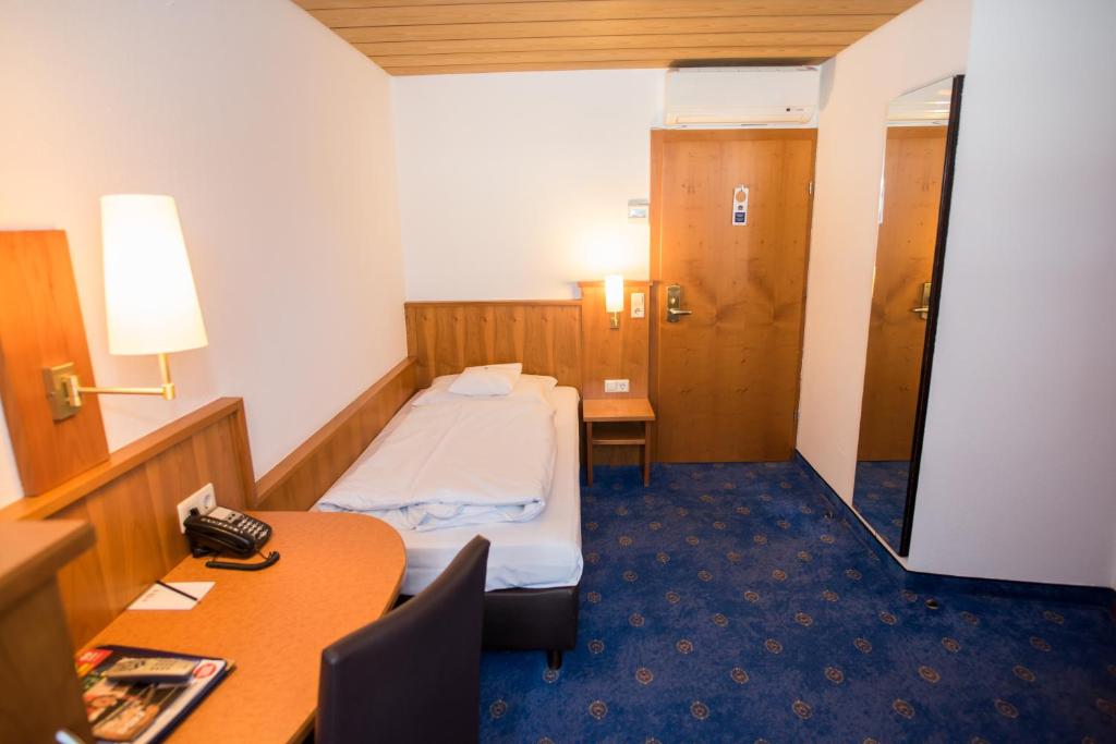 Un pat sau paturi într-o cameră la Hotel Stuttgart 21