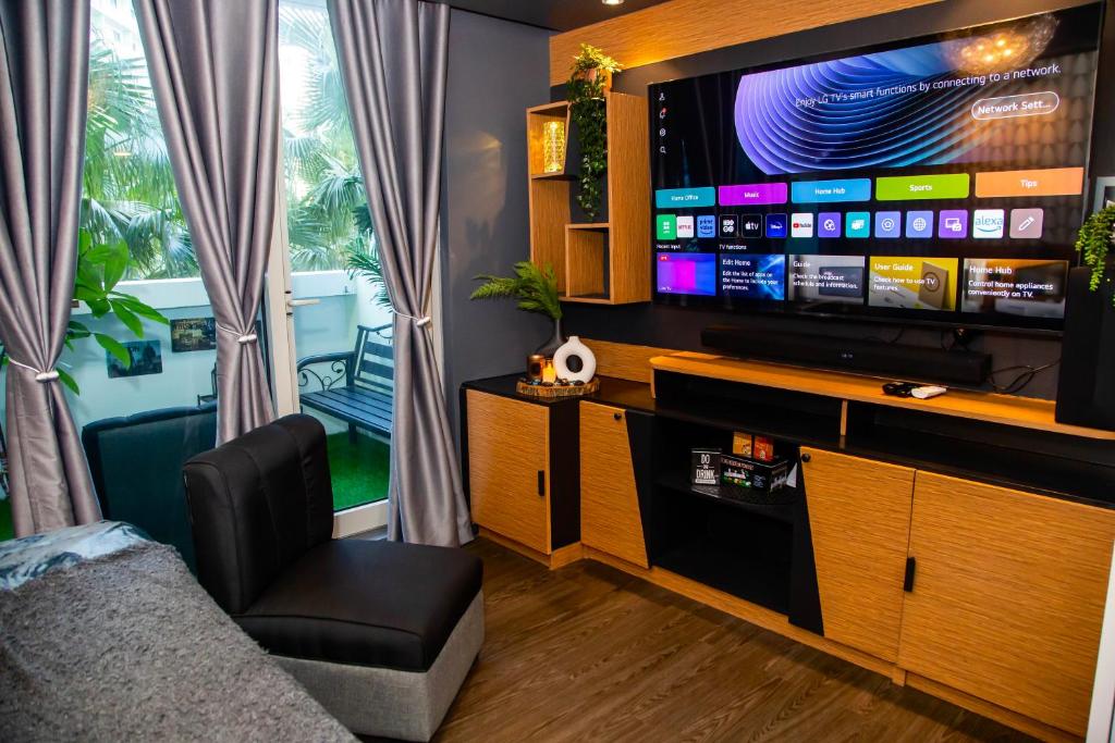 TV a/nebo společenská místnost v ubytování Azure Urban Resort Staycation by Solace Peak 3 1Bedroom with PS4