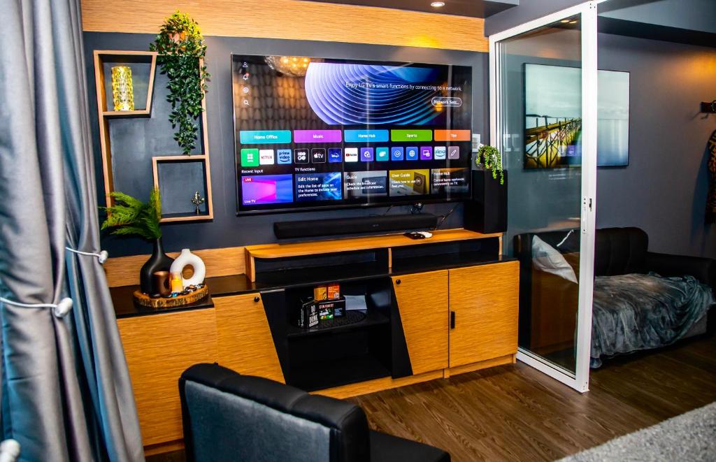 TV a/nebo společenská místnost v ubytování Azure Urban Resort Staycation by Solace Peak 3 1Bedroom with PS4
