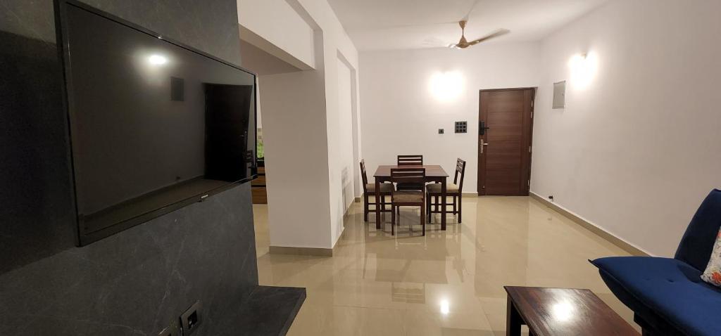 TV a/nebo společenská místnost v ubytování 2bhk cozy apt near baina beach