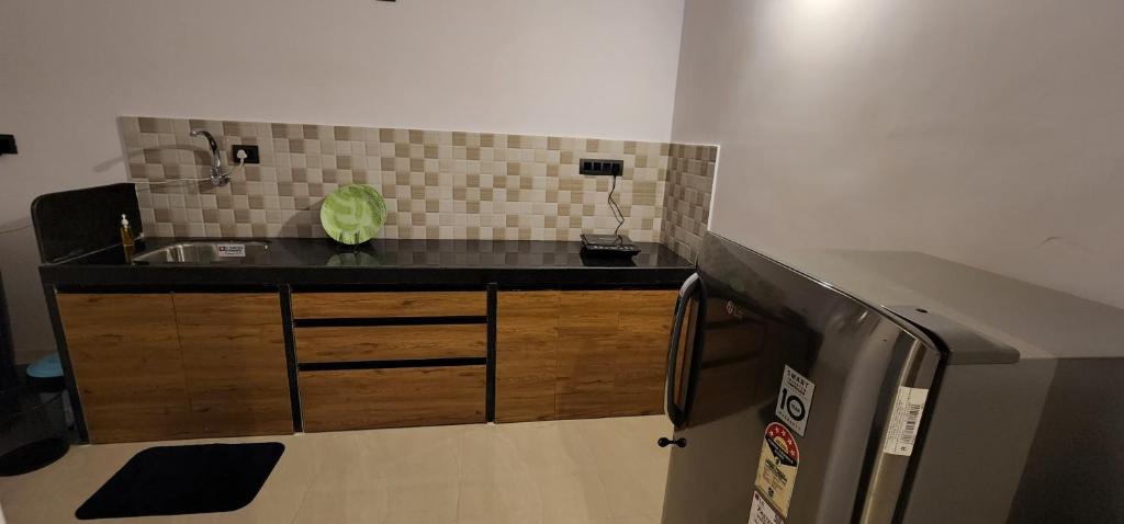 Kuchyň nebo kuchyňský kout v ubytování 2bhk cozy apt near baina beach