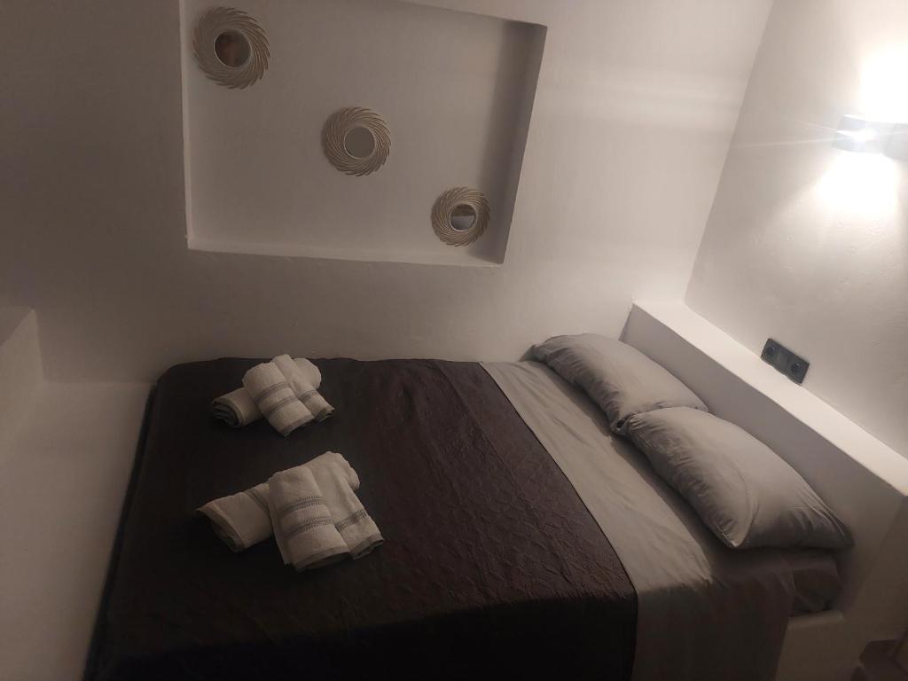Voodi või voodid majutusasutuse Apomero Apartment in Rochari Panormos toas