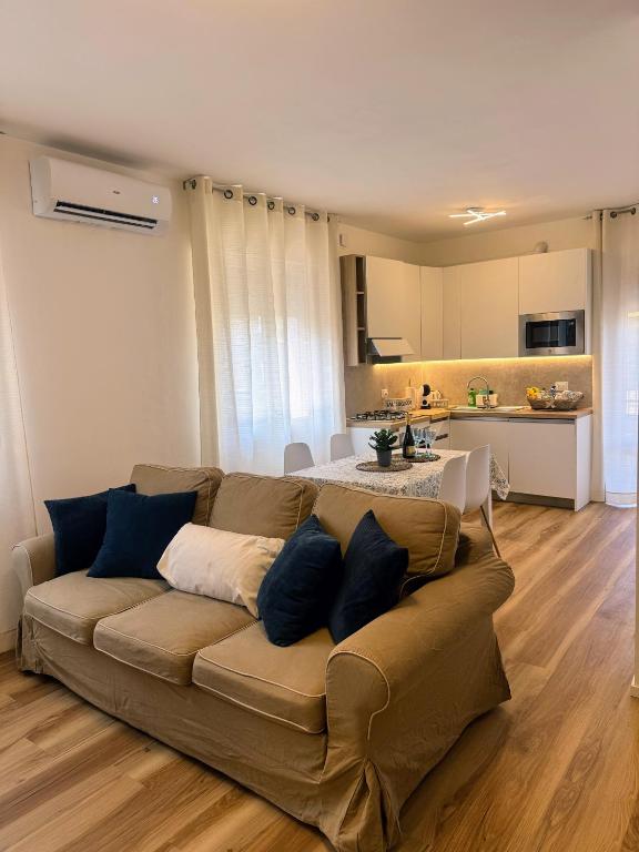 a living room with a couch and a kitchen at Iris home in Favaro Veneto