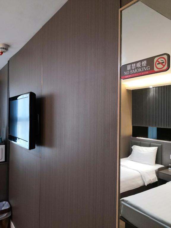 A television and/or entertainment centre at Hennessy Hotel