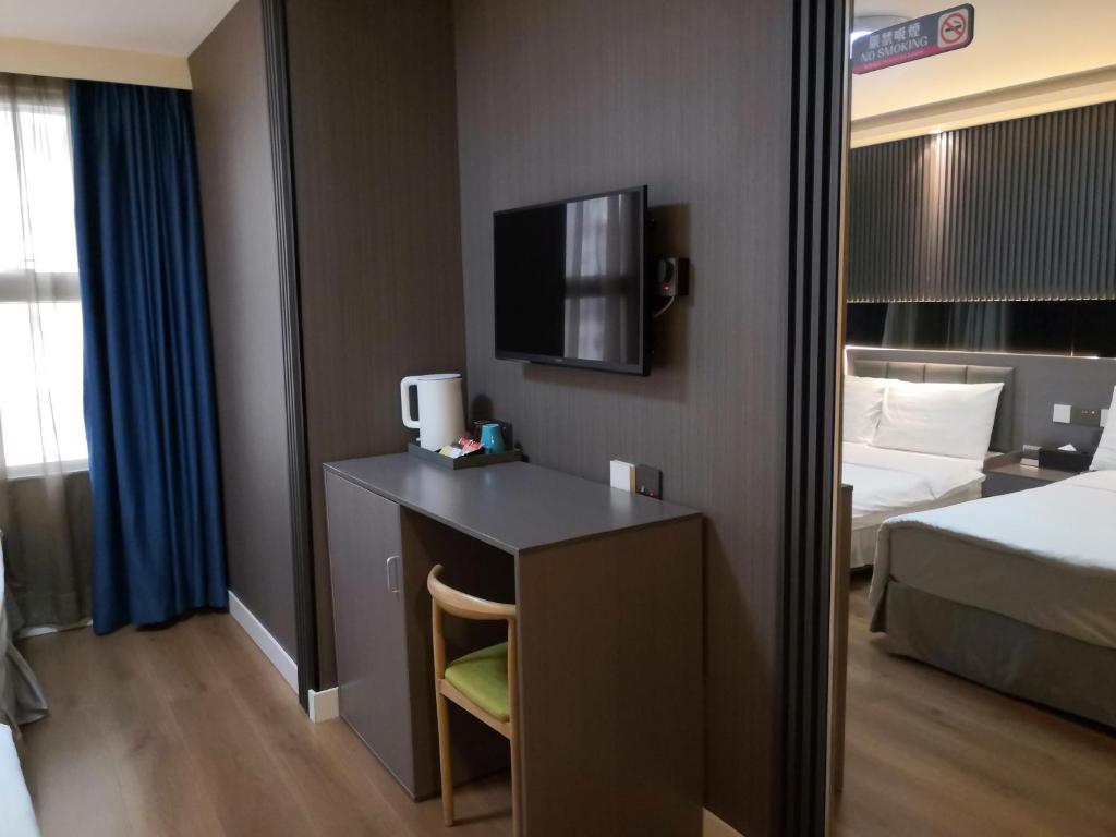A bed or beds in a room at Hennessy Hotel