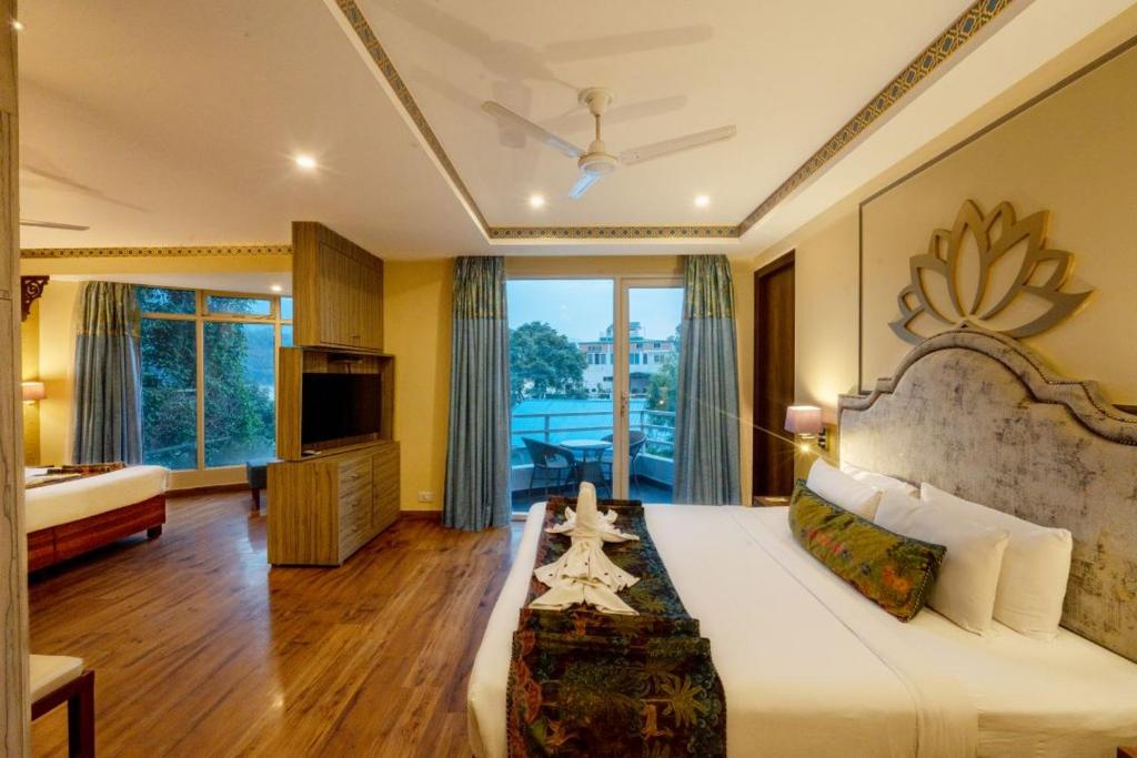 TV a/nebo společenská místnost v ubytování GANGA KINARE- A Riverside Boutique Resort, Rishikesh