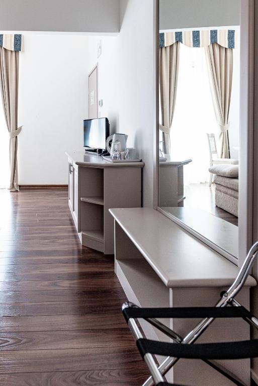 Pokój z biurkiem i krzesłem w obiekcie Boutique Hotel Kaštel w mieście Motovun