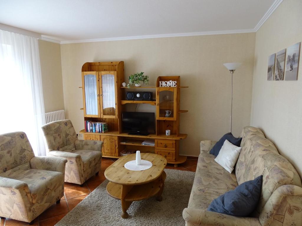 un soggiorno con un divano e un tavolo di Ferienwohnung Kienast 1 a Pudagla