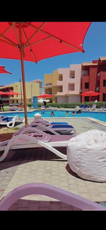 Bazén v ubytování Luxury chalet in Porto Matrouh Beach resort nebo v jeho okolí