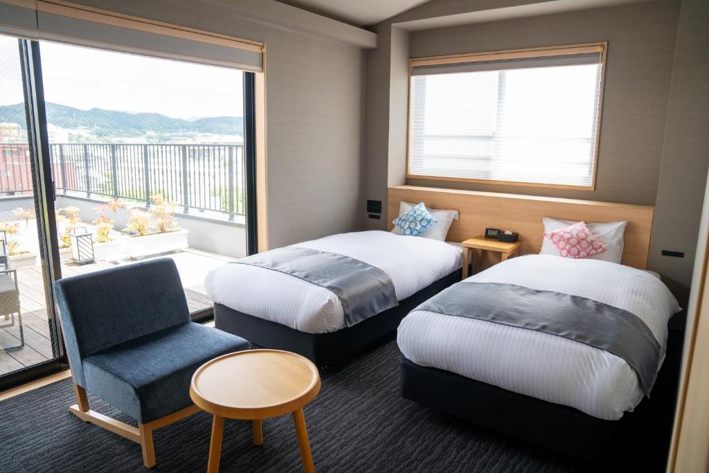 Postel nebo postele na pokoji v ubytování Tabist kiki HOTEL KYOTO Gojo Karasuma