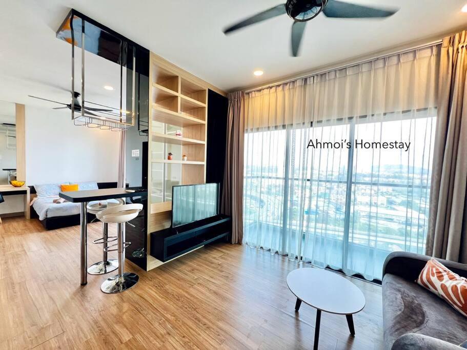 Μια τηλεόραση ή/και κέντρο ψυχαγωγίας στο Landmark Residence 1 - Studio for two, Pool View, Nice View