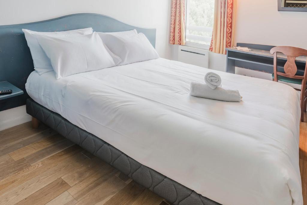 Postel nebo postele na pokoji v ubytování Cap Hôtel