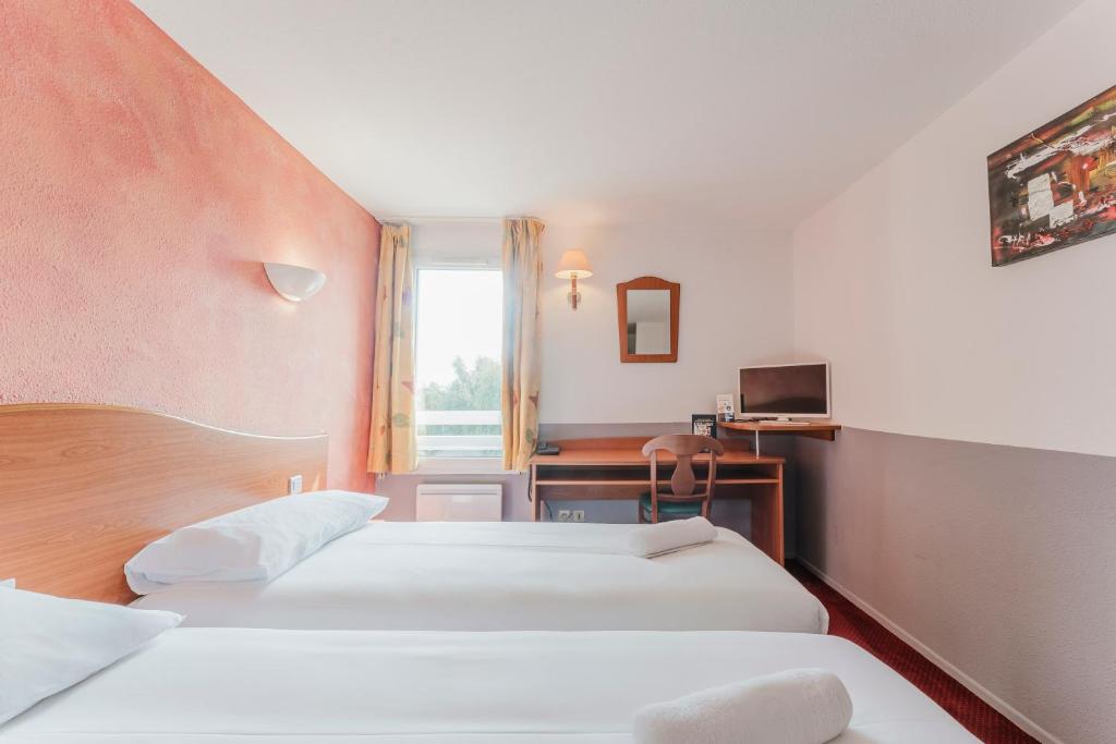 Postel nebo postele na pokoji v ubytování Cap Hôtel