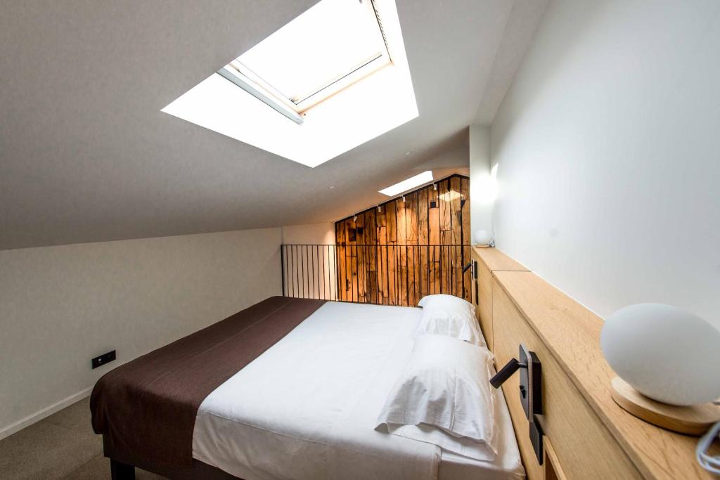 Postel nebo postele na pokoji v ubytování Logis Hotel Erreguina