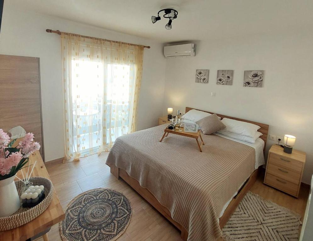 Postel nebo postele na pokoji v ubytování Afandou Square Apartment