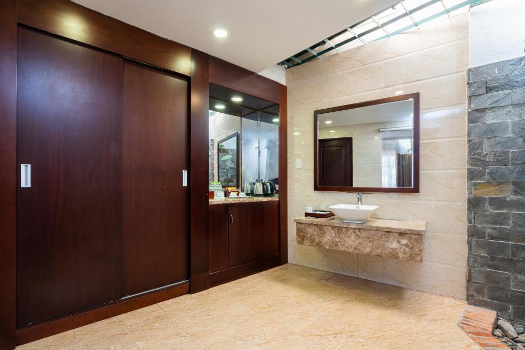Phòng Superior Giường Đôi Nhìn Ra Hồ Bơi