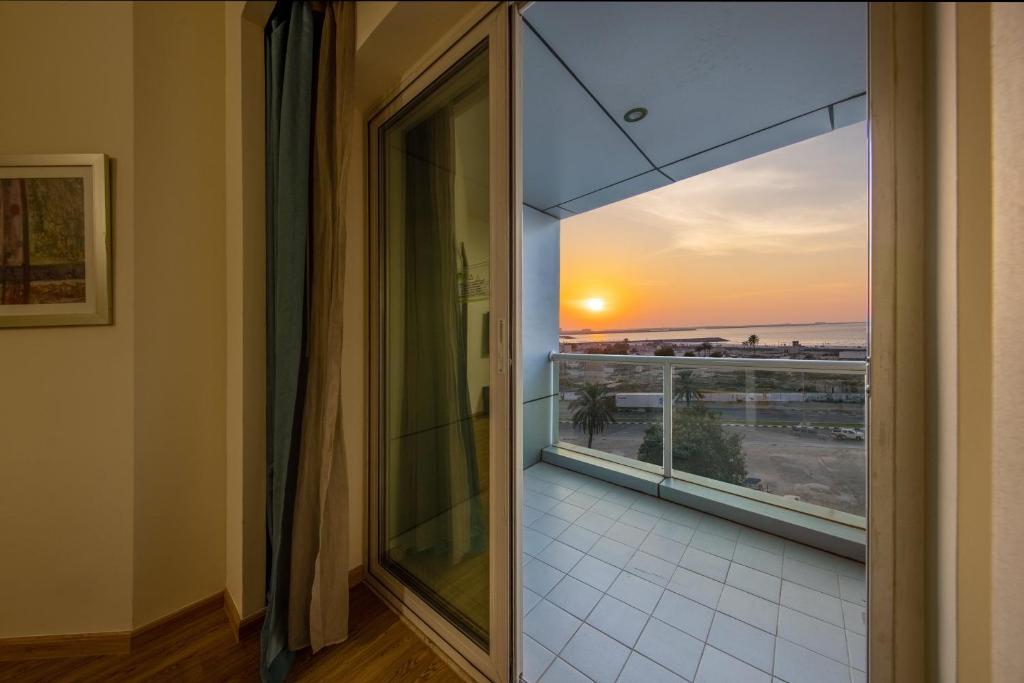 Východ nebo západ slunce při pohledu z aparthotelu nebo okolí
